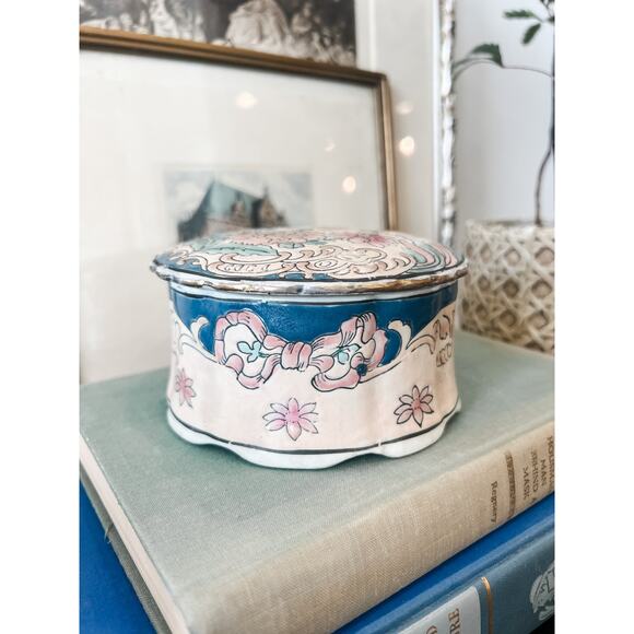 Toyo Trumpet Tapestry Flora Pottery Trinket Box - Picture 3 of 10